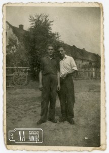 Lata 70. Stanisław i Jan Guszała, na podwórku u Państwa Guszała